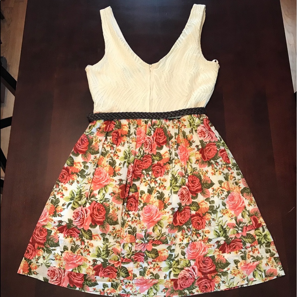 Beautiful Lace & Floral Dress - Picture 3 of 5